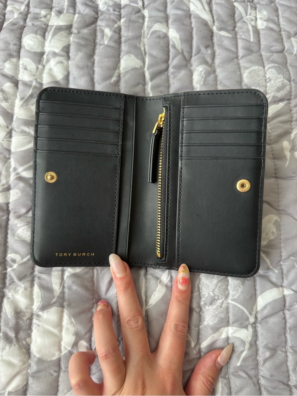 Tory Burch Black Quilted Leather Wallet with Gold Logo - Picture 3 of 3